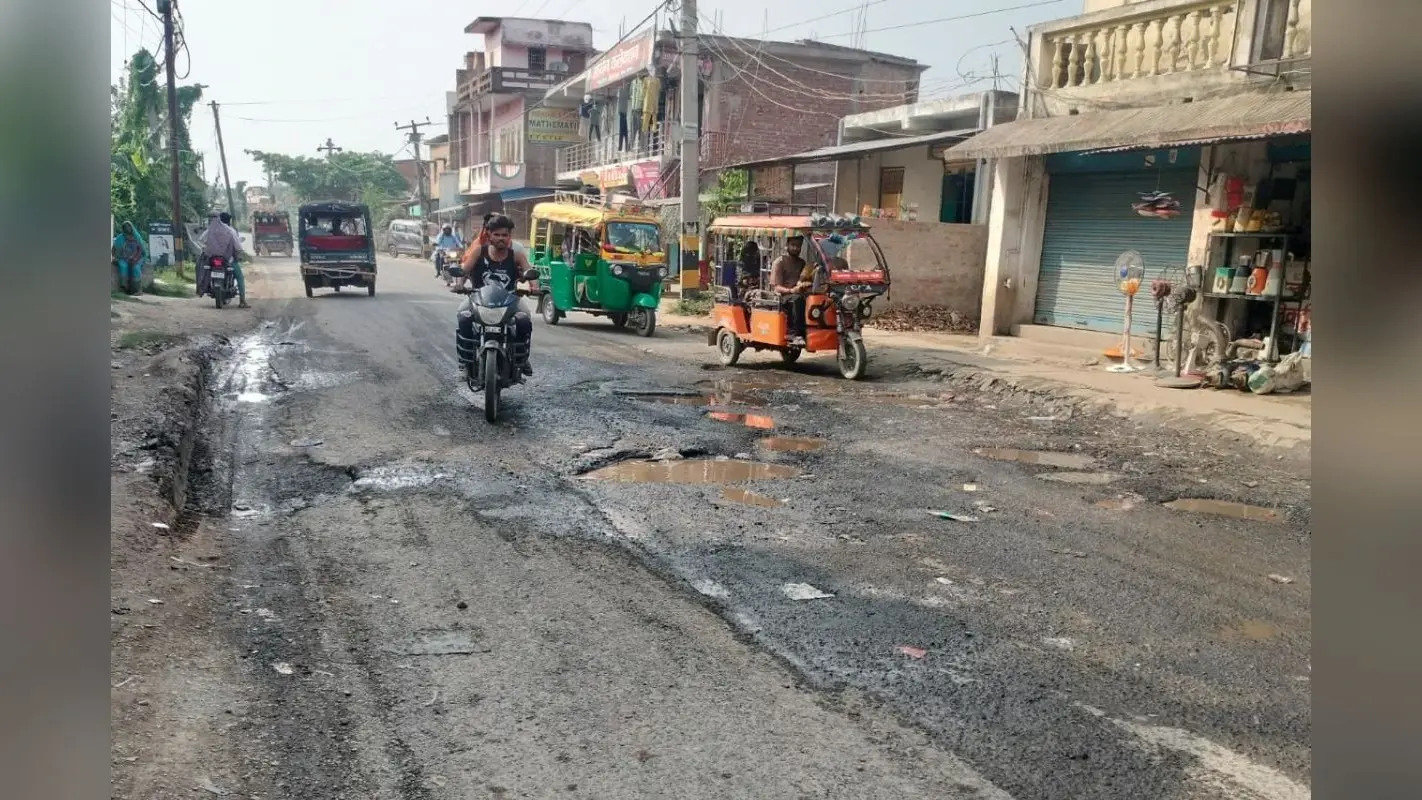 Darbhanga News: महीनों से नहीं भरे गए मुख्य मार्ग के गड्ढे, हादसों को दावत दे रही विभाग की लापरवाही